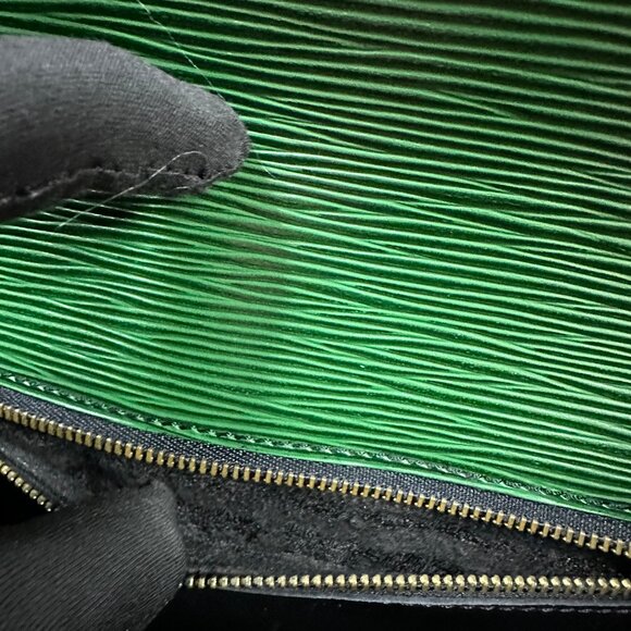 Authentic Louis Vuitton Saint Cloud GM Epi Leather Crossbody Shoulder Bag - Picture 13 of 14